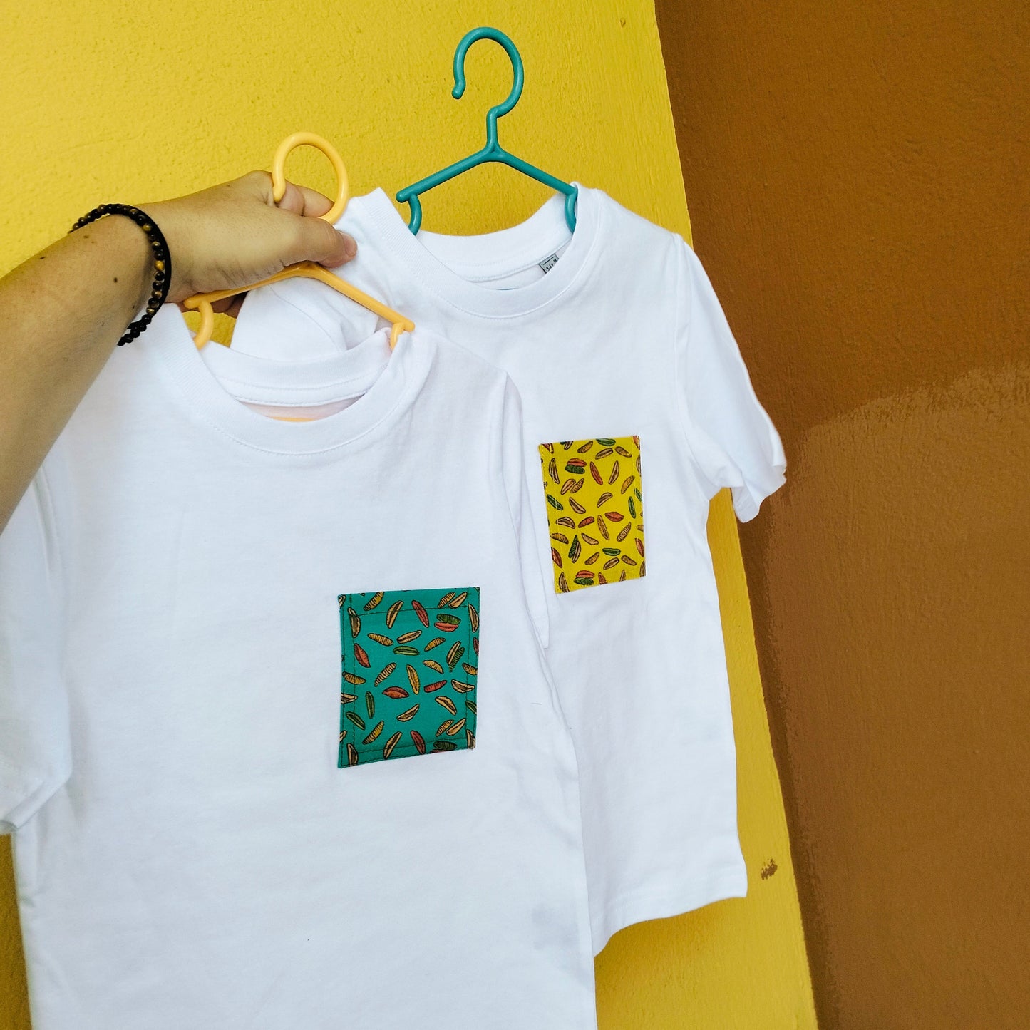 T-shirt baby con taschino fantasia